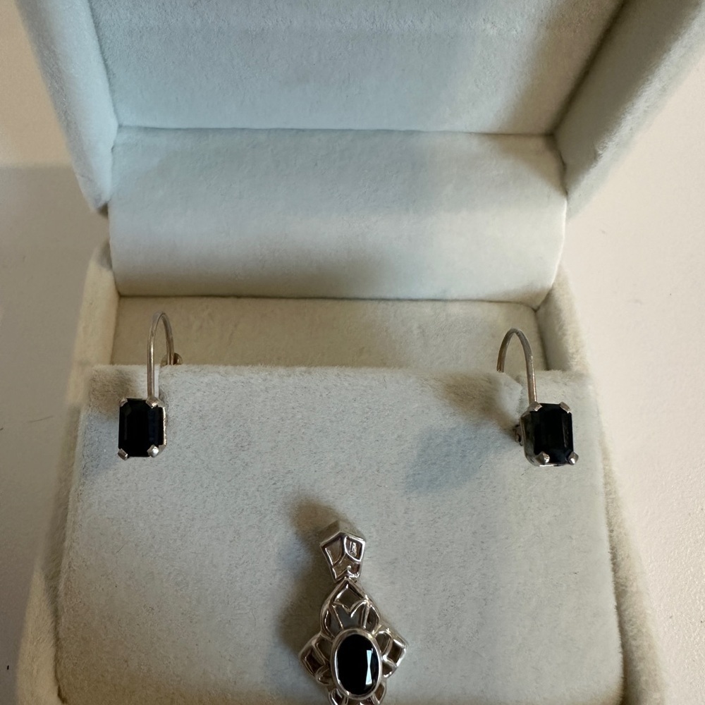Vintage sterling silver and sapphire art deco pendant and earring set. - Picture 4 of 14